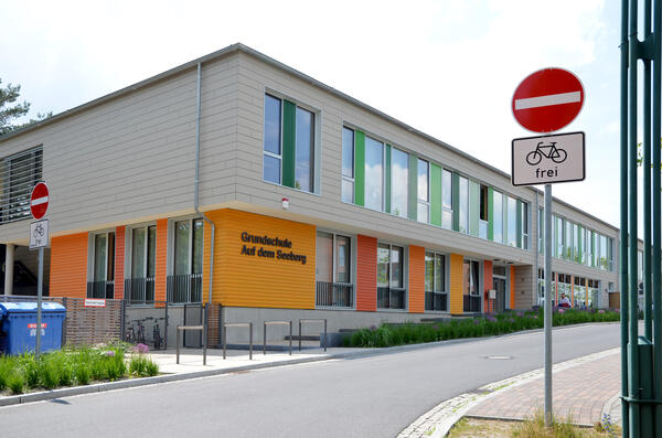 Bild vergrößern: Grundschule Auf dem Seeberg - Ansicht vom Adolf-Grimme-Ring