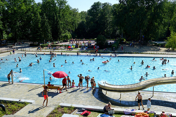 Stellenmarkt Kleinmachnow Blick in das Freibad Kiebitzberge im Sommer