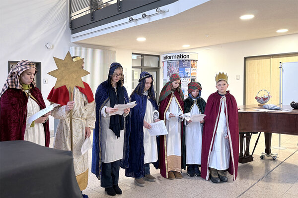 Bild vergr&ouml;&szlig;ern: 2026: Sternsinger im Rathaus Kleinmachnow bringen den Segen; hier: gemeinschaftliches Singen