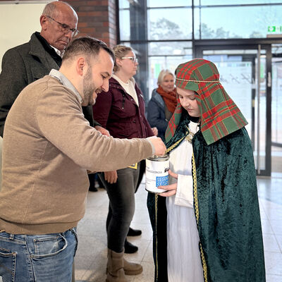 Bild vergr&ouml;&szlig;ern: 2026: Sternsinger im Rathaus Kleinmachnow bringen den Segen; hier: Die Mitarbeitenden des Rathauses unterst&uuml;tzen die Aktion mit gro&szlig;z&uuml;gigen Spenden