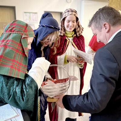 Bild vergr&ouml;&szlig;ern: 2026: Sternsinger im Rathaus Kleinmachnow bringen den Segen; hier: auch f&uuml;r die jungen Sterns&auml;nger/-innen gibt es traditionell eine kleine &Uuml;berraschung