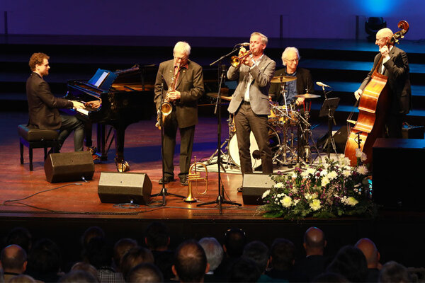 Bild vergr&ouml;&szlig;ern: Das Foto zeigt das Jazzkollektiv Babelberg auf der B&uuml;hne.