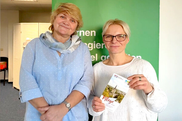 Bild vergr&ouml;&szlig;ern: Bilderserie Pflege vor Ort: Das Foto zeigt die Beraterinnen Frau Lohse und Frau Giessner vom Team Pflege vor Ort