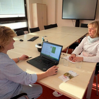 Bild vergr&ouml;&szlig;ern: Bilderserie Pflege vor Ort: Das Foto zeigt eine Beraterin im Rathaus Kleinmachnow