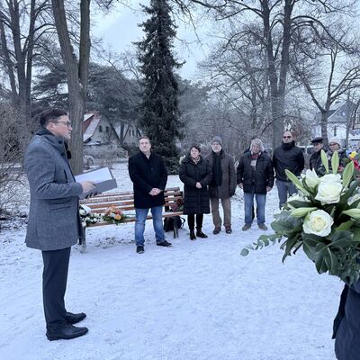 Bild vergr&ouml;&szlig;ern: Das Foto zeigt B&uuml;rgermeister Bodo Krause am 27. Januar 2026 auf dem OdF-Platz mit B&uuml;rgerinnen und B&uuml;rgern bei seiner Rede zum Tag des Gedenkens an die Opfer des Nationalsozialismus.