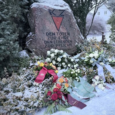 Bild vergr&ouml;&szlig;ern: Das Bild zeigt niedergelegte Kr&auml;nze am Gedenkstein f&uuml;r die Opfer des Faschismus auf dem OdF-Platz in Kleinmachnow.