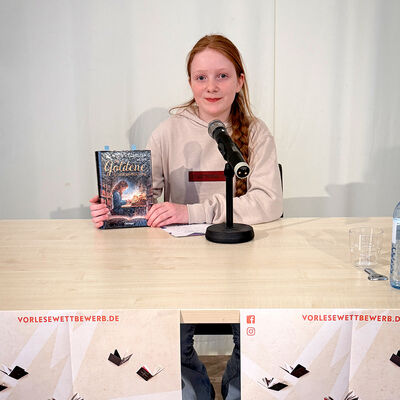 Bild vergr&ouml;&szlig;ern: Bilderserie: Vorlesewettbewerb 2026 f&uuml;r die Region Potsdam-Mittelmark Ost im Rathaus Kleinmachnow; die Preistr&auml;gerin 2026, die sich f&uuml;r die n&auml;chste Auswahlrunde qualifizierte