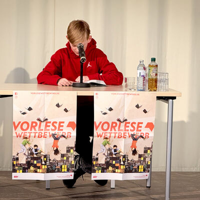 Bild vergr&ouml;&szlig;ern: Bilderserie: Vorlesewettbewerb 2026 f&uuml;r die Region Potsdam-Mittelmark Ost im Rathaus Kleinmachnow