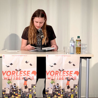 Bild vergr&ouml;&szlig;ern: Bilderserie: Vorlesewettbewerb 2026 f&uuml;r die Region Potsdam-Mittelmark Ost im Rathaus Kleinmachnow