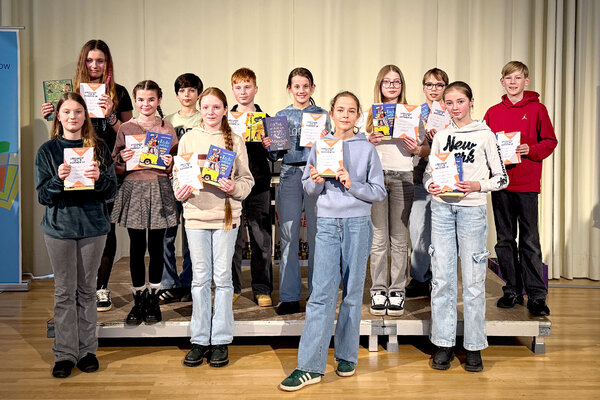 Bilderserie: Vorlesewettbewerb 2026 f&uuml;r die Region Potsdam-Mittelmark Ost im Rathaus Kleinmachnow; hier: Gruppenbild der teilnehmenden Sch&uuml;lerinnen und Sch&uuml;ler