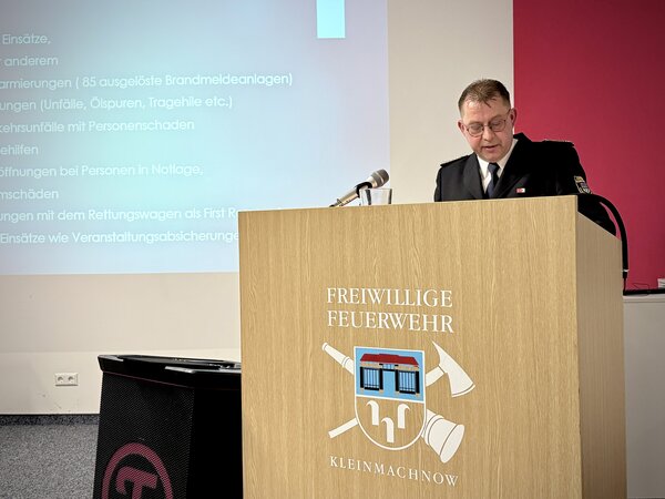 Bilderserie: Jahreshauptversammlung Freiwillige Feuerwehr Kleinmachnow 2026, Wehrf&uuml;hrer Mario Heilmann stellt seinen Rechenschaftbericht vor