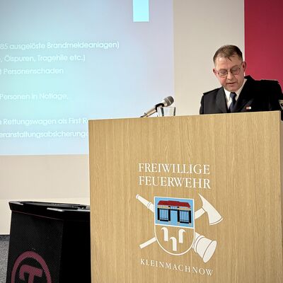 Bild vergr&ouml;&szlig;ern: Bilderserie: Jahreshauptversammlung Freiwillige Feuerwehr Kleinmachnow 2026, Wehrf&uuml;hrer Mario Heilmann stellt seinen Rechenschaftbericht vor