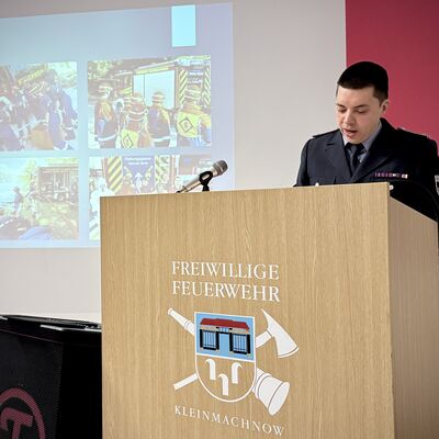 Bild vergr&ouml;&szlig;ern: Bilderserie: Jahreshauptversammlung Freiwillige Feuerwehr Kleinmachnow 2026, Jugendward Patric Roewer stellt seinen Bericht &uuml;ber die Arbeit der Jugendfeuerwehr vor