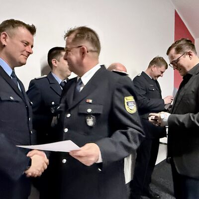 Bild vergr&ouml;&szlig;ern: Bilderserie: Jahreshauptversammlung Freiwillige Feuerwehr Kleinmachnow 2026; hier: die j&auml;hrlichen Auszeichnungen besonders verdienter Aktiver