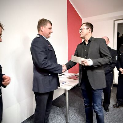 Bild vergr&ouml;&szlig;ern: Bilderserie: Jahreshauptversammlung Freiwillige Feuerwehr Kleinmachnow 2026; Oliver Davis erh&auml;lt eine Auszeichnung durch B&uuml;rgermeister Bodo Krause