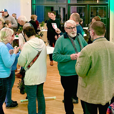 Bild vergr&ouml;&szlig;ern: Bilderserie: Abschlussveranstaltung des Projektes "Zukunftsf&auml;higer Gemeindewald", hier: Die Pause bot bei einem sch&ouml;nen "Wald-Catering" Gelegenheit zum regen Austausch