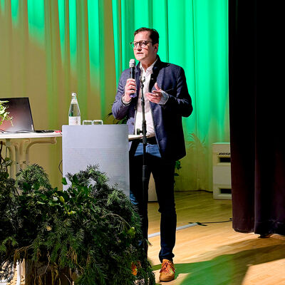 Bild vergr&ouml;&szlig;ern: Bilderserie: Abschlussveranstaltung des Projektes "Zukunftsf&auml;higer Gemeindewald", B&uuml;rgermeister Bodo Krause h&auml;lt das Grusswort