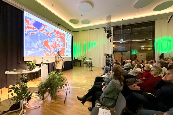 Bild vergr&ouml;&szlig;ern: Bilderserie: Abschlussveranstaltung des Projektes "Zukunftsf�higer Gemeindewald", Vorstellung der Messdaten durch Prof. Ibisch vom Centre for Econics and Ecosystem Management (CEEM) der Hochschule f�r nachhaltige Entwicklung Eberswalde