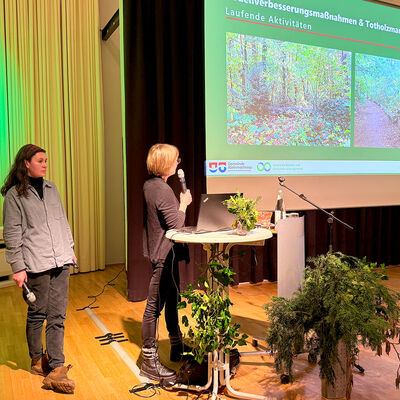 Bild vergr&ouml;&szlig;ern: Bilderserie: Abschlussveranstaltung des Projektes "Zukunftsf&auml;higer Gemeindewald", hier: Fachdienstleiterin Gemeindegr&uuml;n, Antje Butzmann, stellt erste Ma&szlig;nahmen vor