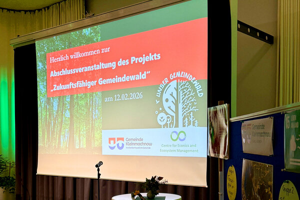 Bilderserie: Abschlussveranstaltung des Projektes "Zukunftsf&auml;higer Gemeindewald", Blick auf die Leinwand mit Titelbild