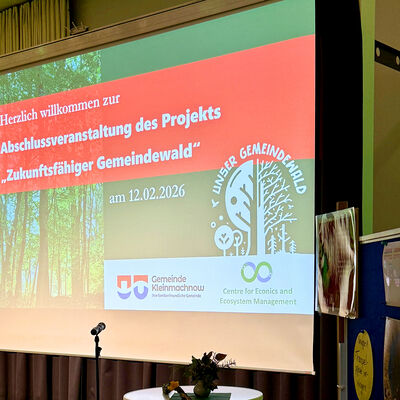 Bild vergr&ouml;&szlig;ern: Bilderserie: Abschlussveranstaltung des Projektes "Zukunftsf&auml;higer Gemeindewald", Blick auf die Leinwand mit Titelbild