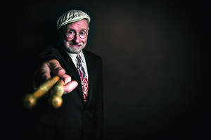 Mann mit Schlagzeugst&ouml;cken 