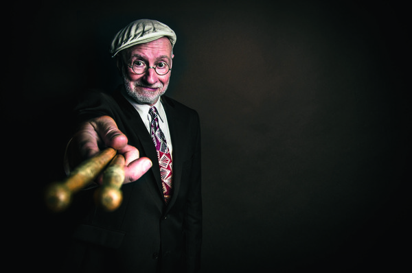 Bild vergr&ouml;&szlig;ern: Mann mit Schlagzeugst&ouml;cken