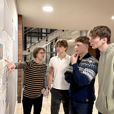Bild vergr&ouml;&szlig;ern: Gastbeitrag von Sch&uuml;lerinnen und Sch&uuml;lern des Weinberg-Gymnasiums im Projekt &raquo;Nachhaltige Berichterstattung in TKS&laquo;: Die Autoren Alex Kensy, Pablo M&uuml;ller Puente und Marco Mei&szlig;ner mit Fachdienstleiterin Gemeindegr&uuml;n Antje Butzmann.