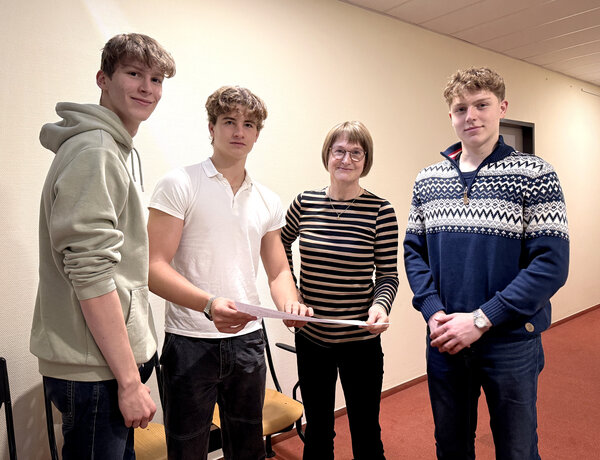 Gastbeitrag von Sch&uuml;lerinnen und Sch&uuml;lern des Weinberg-Gymnasiums im Projekt &raquo;Nachhaltige Berichterstattung in TKS&laquo;: Die Autoren Alex Kensy, Pablo M&uuml;ller Puente und Marco Mei&szlig;ner mit Fachdienstleiterin Gemeindegr&uuml;n Antje Butzmann.