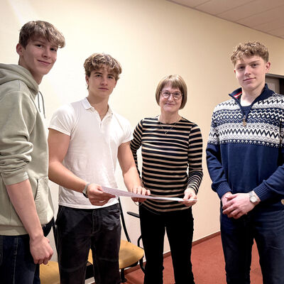 Bild vergr&ouml;&szlig;ern: Gastbeitrag von Sch&uuml;lerinnen und Sch&uuml;lern des Weinberg-Gymnasiums im Projekt &raquo;Nachhaltige Berichterstattung in TKS&laquo;: Die Autoren Alex Kensy, Pablo M&uuml;ller Puente und Marco Mei&szlig;ner mit Fachdienstleiterin Gemeindegr&uuml;n Antje Butzmann.