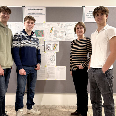 Bild vergr&ouml;&szlig;ern: Gastbeitrag von Sch&uuml;lerinnen und Sch&uuml;lern des Weinberg-Gymnasiums im Projekt &raquo;Nachhaltige Berichterstattung in TKS&laquo;: Die Autoren Alex Kensy, Pablo M&uuml;ller Puente und Marco Mei&szlig;ner mit Fachdienstleiterin Gemeindegr&uuml;n Antje Butzmann.