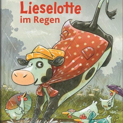 Kuh mit rot-gepunktetem Regenmantel und gelbem Hut springt in eine Pf&uuml;tze