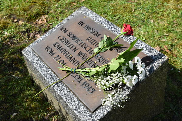 Bild vergrößern: Gedenkplatte des Sowjetischen Ehrenmals in Kleinmachnow