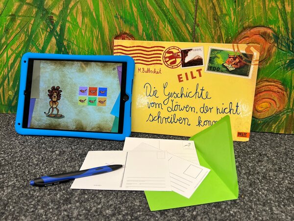 Bild vergr&ouml;&szlig;ern: Tablet, Buch, Briefe