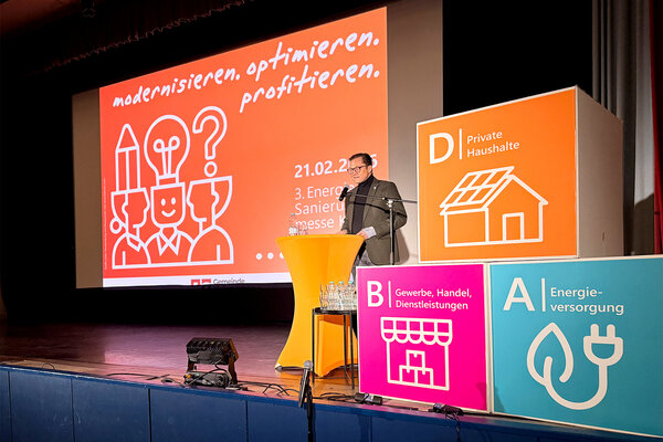 Bilderserie: 3. Energie- und Sanierungsmesse der Gemeinde Kleinmachnow; hier: B&uuml;rgermeister Bodo Krause h&auml;lt das Gru&szlig;wort