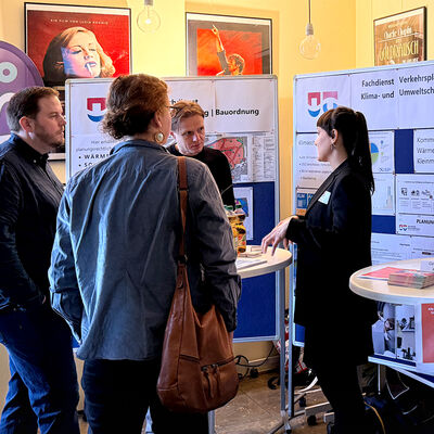 Bild vergr&ouml;&szlig;ern: Bilderserie: 3. Energie- und Sanierungsmesse der Gemeinde Kleinmachnow; hier: Beratung durch die Mitarbeitenden des Fachdienstes Verkehrsplanung, Klima- und Umweltschutz