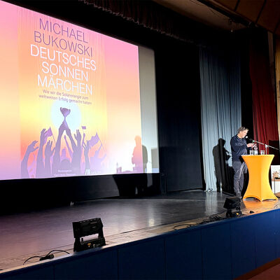 Bild vergr&ouml;&szlig;ern: Bilderserie: 3. Energie- und Sanierungsmesse der Gemeinde Kleinmachnow in den Neuen Kammerspielen; Blick in den Kinosaal - Buchvorstellung &raquo;Ein deutsches Sonnenm&auml;rchen&laquo;