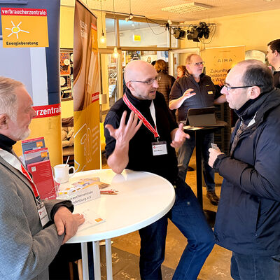 Bild vergr&ouml;&szlig;ern: Bilderserie: 3. Energie- und Sanierungsmesse der Gemeinde Kleinmachnow; hier: Die Verbraucherzentrale Brandenburg ber&auml;t unabh&auml;ngig zu allen Fragen energetischer Sanierung