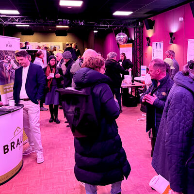 Bild vergr&ouml;&szlig;ern: Bilderserie: 3. Energie- und Sanierungsmesse; hier: zahlreiche Aussteller informierten im Kleinen Saal der Neuen Kammerspiele