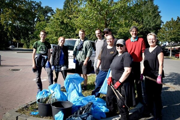 Bild vergr&ouml;&szlig;ern: Das Bild zeigt Geocacher beim Cleanup-Einsatz.
