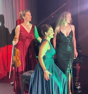 Bild vergr&ouml;&szlig;ern: Drei Frauen im Abendkleid von der Seite