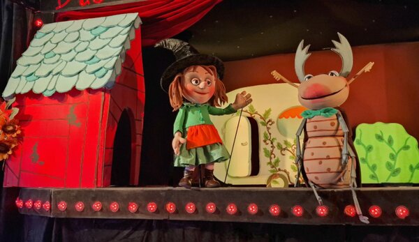 Bild vergr&ouml;&szlig;ern: Das Bild zeigt zwei Figuren aus dem Puppentheater-St&uuml;ck Petronella Apfelmus.