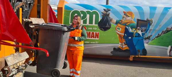 Das Foto zeigt eine APM-Mitarbeiterin bei der Arbeit.
