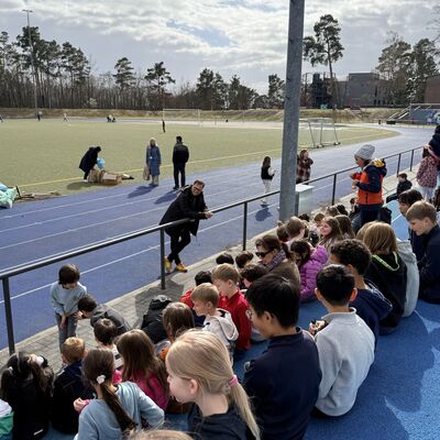 Bild vergr&ouml;&szlig;ern: Gemeinsam f&uuml;r ein sauberes Kleinmachnow, Bilderserie Fr&uuml;hjahrsputz 2026; hier: Sportplatz der BBIS - B&uuml;rgermeister Krause dankt den engagierten Sch&uuml;lerinnen und Sch&uuml;lern