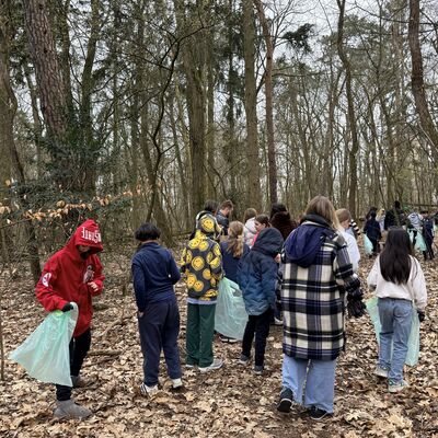 Bild vergr&ouml;&szlig;ern: Gemeinsam f&uuml;r ein sauberes Kleinmachnow, Bilderserie Fr&uuml;hjahrsputz 2026; hier: Sch&uuml;ler und Lehrer der BBIS auf dem Weg in das Waldst&uuml;ck oberhalb Machnower See