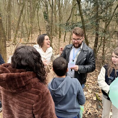 Bild vergr&ouml;&szlig;ern: Gemeinsam f&uuml;r ein sauberes Kleinmachnow, Bilderserie Fr&uuml;hjahrsputz 2026; hier: Sch&uuml;ler und Lehrer der BBIS machten auf dem Gel&auml;nde des Seebergs sauber