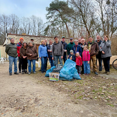 Bild vergr&ouml;&szlig;ern: Gemeinsam f&uuml;r ein sauberes Kleinmachnow, Bilderserie Fr&uuml;hjahrsputz 2026; hier: Zahlreiche B&uuml;rgerinnen und B&uuml;rger sammelten im Bannwald M&uuml;ll - danach Treff auf dem Gel&auml;nde der ehemaligen USE