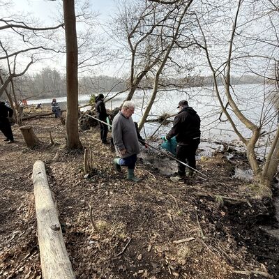 Bild vergr&ouml;&szlig;ern: Gemeinsam f&uuml;r ein sauberes Kleinmachnow, Bilderserie Fr&uuml;hjahrsputz 2026; hier: Der Angelverein Griebnitzsee schloss sich der Sammelaktion an