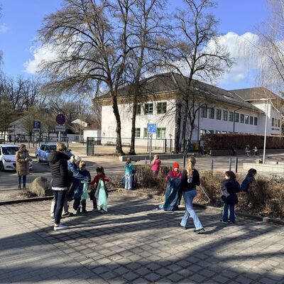 Bild vergr&ouml;&szlig;ern: Gemeinsam f&uuml;r ein sauberes Kleinmachnow, Bilderserie Fr&uuml;hjahrsputz 2026; hier: Die Kinder des Hortes Wirbelwind auf dem Weg zum nahe gelegenen Waldst&uuml;ck der Eigenherd-Schule