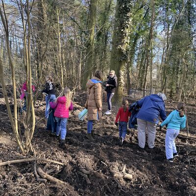 Bild vergr&ouml;&szlig;ern: Gemeinsam f&uuml;r ein sauberes Kleinmachnow, Bilderserie Fr&uuml;hjahrsputz Kleinmachnow 2026; hier: Die Kinder des Hortes Wirbelwind beim M&uuml;llsammeln